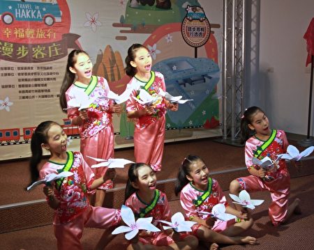 建中國小學童演出「桐花滿山城」歌舞迎賓。(許享富 /大紀元)