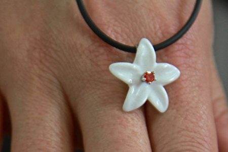 具桐花意涵的文創商品-「桐花墜鍊」。(許享富 /大紀元)