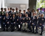 校长贺陈弘与热心捐款的校友在芳名墙前合影。(林宝云/大纪元)