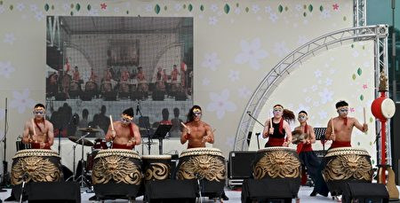 九天民俗技艺团鼔阵,震开桐花祭。(许享富 /大纪元)