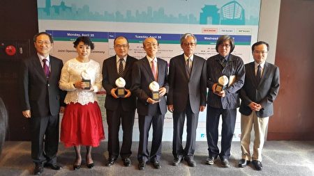 ERSO Award得獎者詹宏志(右二)、林坤禧(中)、謝清江(左三),億光電子董事長葉寅夫夫人簡文秀(左二)右三和左一為潘文淵文教基金會董事長史欽泰及執行長羅達賢、﹝右一﹞工研院副院長劉軍廷。(林寶雲/大紀元)