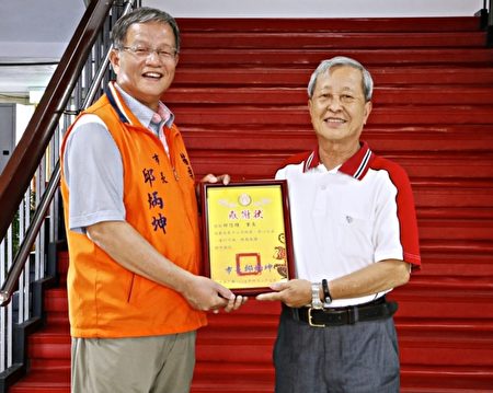 連續8年認養120盞路燈的中苗里邱信雄里長。(許享富 /大紀元)