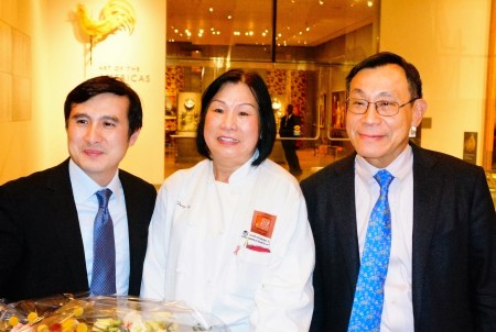 加斯林首席科学家金良城(右)与获奖者徐千田医生(左)、名厨甄碧凤(中)合影。(贝拉/大纪元)