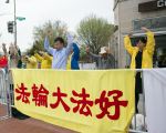 法輪功學員寧靜祥和的煉功場面吸引了很多前來歡迎的人們學習了 解法輪功。(李莎/大紀元)