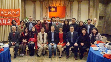 羅智強與出席「兩萬里路雲和月 野臺美加客廳會」的巴爾地摩及大華府地區僑胞合影。(林帆/大紀元)