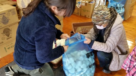 由于饭团使用了未经检测的水,为防止有病毒给灾民造成身体安全,工作人员将饭团扔弃。御船小学校体育馆由避难所变为救灾物资存放地。(萧桦/大纪元)