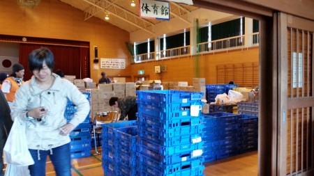 御船小学校体育馆由避难所变为救灾物资存放地。(萧桦/大纪元)