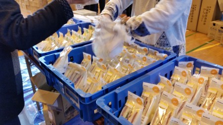 避难所为灾民准备的各种三明治。(萧桦/大纪元)