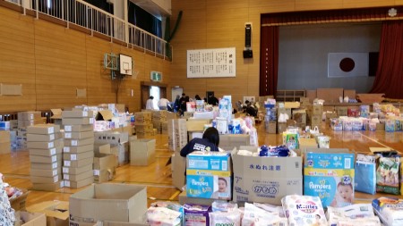 御船小学校体育馆由避难所变为救灾物资存放地。(萧桦/大纪元)