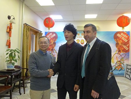 穆宜賓(中)向聯成公所顧問趙文笙(左)表示感謝,右為他的代表律師羅佰能。