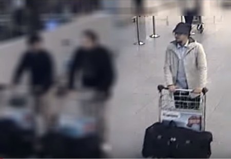 在布鲁塞尔遭遇恐怖袭击后,警方3月28日公布了布鲁塞尔机场袭击中白衣戴帽男子的画面。(youtube视频截图)