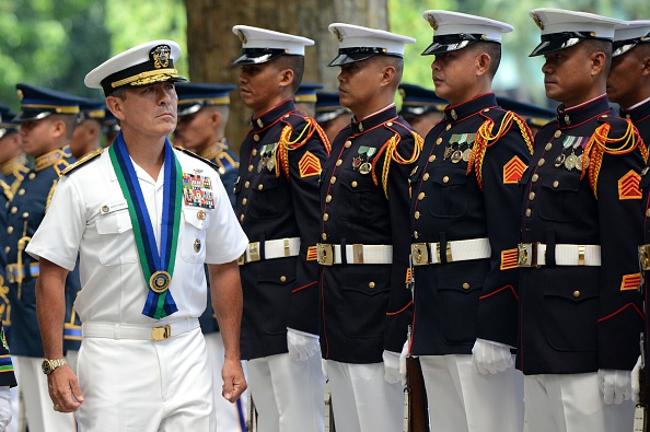 太平洋舰队司令哈里·哈里斯2015年8月访问菲律宾，检阅仪仗队。(NOEL CELIS/AFP/Getty Images)