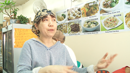 餐馆老板娘向记者介绍当时的情况。