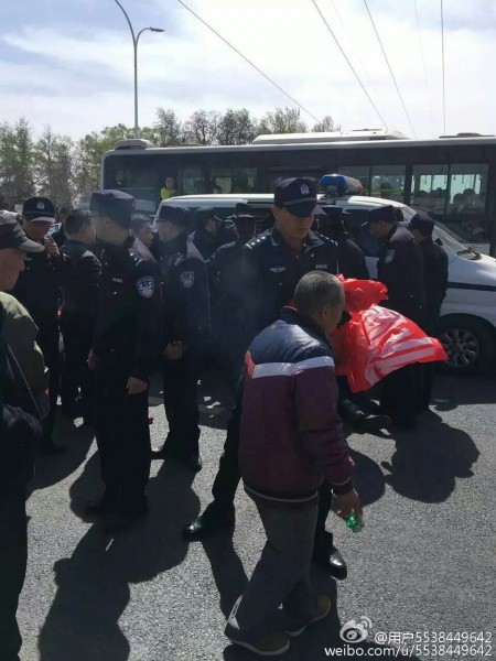 4月1日,北京市通州區潞城鎮胡各莊村近300名村民到鎮政府遊行示威,途中遭百餘名警察鎮壓。(網絡圖片)