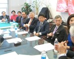 鄭永佳(右三)及其支持者14日在記者會上。 (新唐人電視截圖)