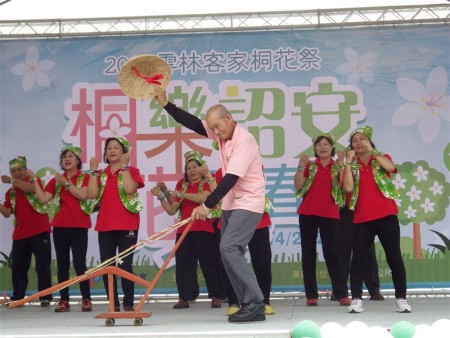 崙背老人会表演的“牛犁歌”。(廖素贞/大纪元)