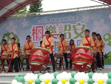 大同国小鼓乐团表演的优人神鼓。(廖素贞/大纪元)