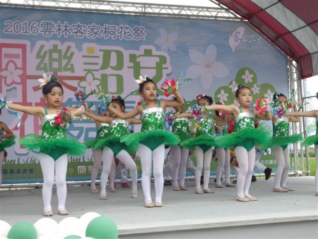 崙背幼儿园可爱的小朋友精彩的舞蹈表演,赢得热烈掌声。(廖素贞/大纪元)