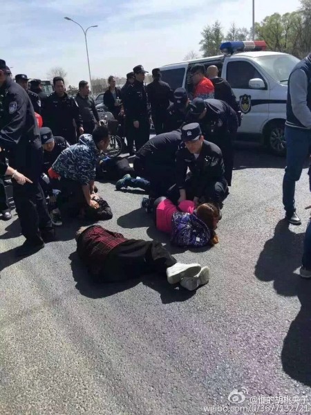 4月1日,北京市通州區潞城鎮胡各莊村近300名村民到鎮政府遊行示威,途中遭百餘名警察鎮壓。(網絡圖片)