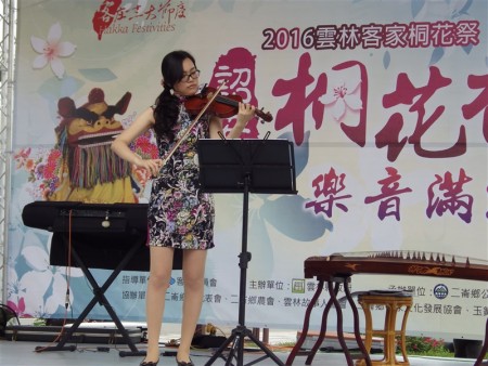 在地子弟林宇欣的小提琴独奏。(廖素贞/大纪元)