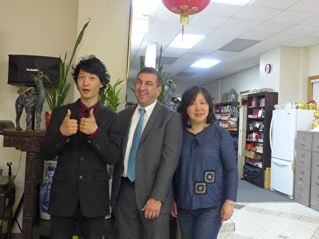 穆宜賓(左)和他的代表律師羅佰能(中)及母親。