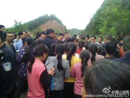 4月10日至11日,江西贛州市贛縣王母渡鎮數千村民抗議建垃圾處理場,與上千警爆發衝突。(網絡圖片)