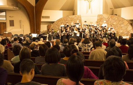 圖:在林秋美指揮下,合唱團演唱了15首中外經典曲目,贏得全場觀眾熱列掌聲。(楊婕/大紀元)