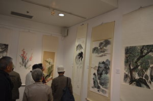 圖:溫哥華吳門畫會第三屆年展彙集40多位畫家傑作,圖為畫展現場。(邱晨/大紀元)