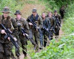 菲律賓軍方於2016年4月10日表示,軍方於9日和南部叛軍阿布沙耶夫激戰,造成18名士兵殉職,另有5名叛軍死亡。本圖為美軍與菲軍進行圍剿阿布沙耶夫的聯合演習。(JAY DIRECTO/AFP/Getty Images)
