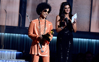 王子（左）2015年2月8日在洛杉磯葛萊美頒獎典禮上。(Kevork Djansezian/Getty Images)