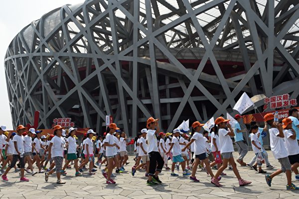 中共政府曾聘用伟达公关公司宣传2008年北京奥运会，当时国际舆论对中共镇压西藏起义一片哗然。在全世界奥运火炬接力当中，抗议如影随形。 (GREG BAKER/AFP/Getty Images)
