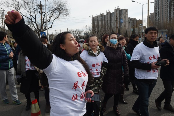 2016年2月，e租宝投资者在北京抗议。（GREG BAKER/AFP/Getty Images）