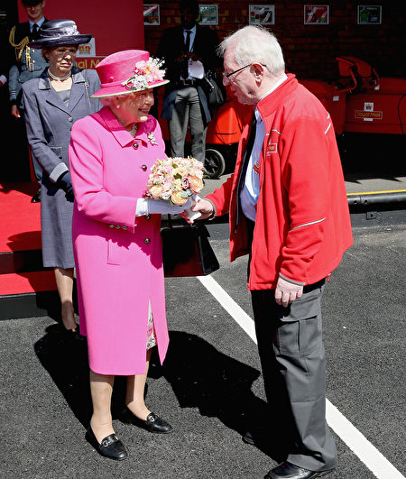 WINDSOR, ENGLAND - APRIL 20: Queen Elizabeth II meets Britain's longest serving postman as she visits the Queen Elizabeth II delivery Office in Windsor with Prince Philip, Duke of Edinburgh on April 20, 2016 in Windsor, England. The visit marks the 500th Anniversary of the Royal Mail delivery service. The Queen and Duke of Edinburgh are carrying out engagements in Windsor ahead of the Queen's 90th Birthday tommorow. (Photo by Chris Jackson/Getty Images)