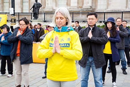 英国法轮功学员在伦敦市中心著名的特拉法加广场炼功。(Simon Gross/大纪元)