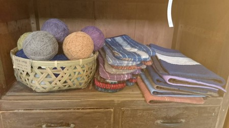 Chimmuwa 手織品公益義賣活動展售邊境婦女團體的各式手工藝品。(方金媛/大紀元)