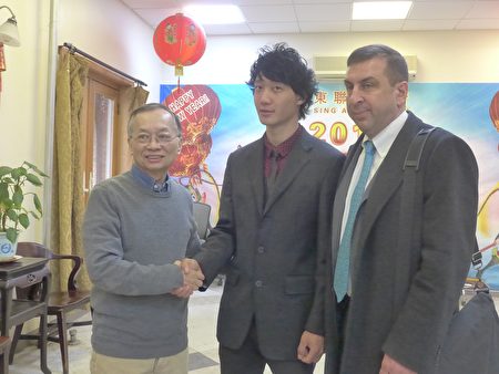 穆宜賓(中)向聯成公所顧問趙文笙(左)表示感謝,右為他的代表律師羅佰能。