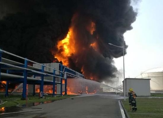 4月22日上午，江苏省靖江市新港园区一仓储公司发生罐体爆炸事故。多名目击者称，事发现场火焰高达数十米，浓烟滚滚，爆炸后曾腾起蘑菇云。（网络图片）