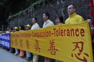 溫哥華法輪功學員在中領館前展開多條橫幅組成“真相長城”,紀念四二五17週年(唐風/大紀元)