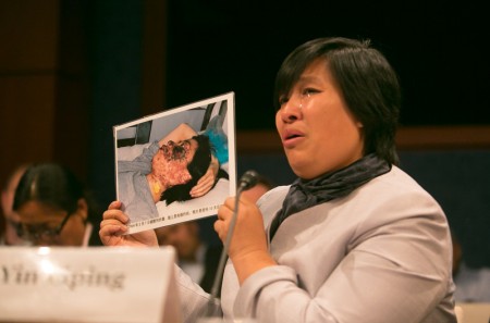 尹丽萍在听证会上举起了家乡法轮功学员高蓉蓉的照片，说：“她被中共杀人灭口，再也讲不出来她的故事了，今天我把她带来了。”（明慧网）