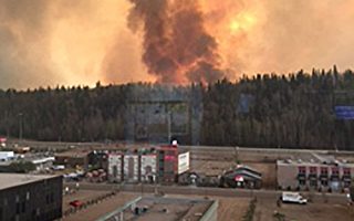 加拿大重鎮野火失控 全城6萬人強制撤離