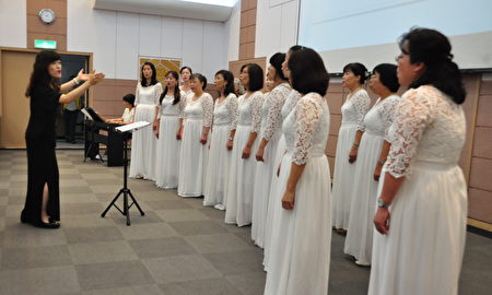 筠聲合唱團演唱美妙動人的經典歌曲。(賴月貴/大紀元)