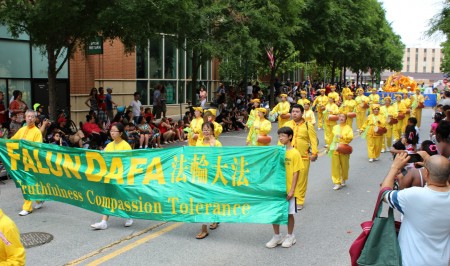 5月25日,在美国大华府地区举行的阵亡将士纪念日活动中,当地法轮功学员参加了马里兰州和维吉尼亚州的游行。法轮功队伍表现的祥和与美好,为社区带来祥瑞之气。(何伊/大纪元)
