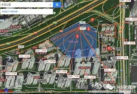 4月30日,广东深圳市福田区多个小区上千名业主集会,抗议政府在彩田公园建变电所,数百警到场镇压。(网络图片)