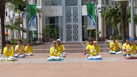 5月18日,中佛州部分学员在奥兰多市政厅前向民众展示法轮大法(大纪元)