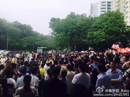 4月30日,广东深圳市福田区多个小区上千名业主集会,抗议政府在彩田公园建变电所,数百警到场镇压。(网络图片)