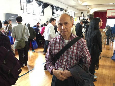 费城咖啡杯亚太老人之家中心主任黎定信先生称赞肺健康展做得很好,对社会很有帮助。(杨杰/大纪元)