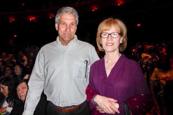 Frank Golon是房地产开发公司Davidson Wayne Developers的首席执行官，他与太太Lisa Golon观看了神韵巡回艺术团今年在新泽西表演艺术中心的第三场演出。（良克霖／大纪元）