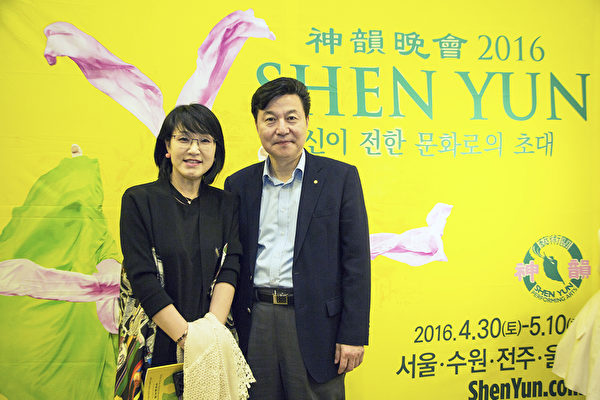 2016年5月3日晚上，韩国蔚山大学教授郑宗喜夫妇观赏神韵世界艺术团在蔚山文化艺术会馆的演出。（全景林／大纪元）。