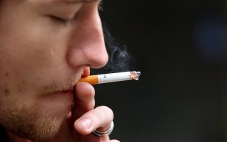 加州州长签署提高法定买烟年龄法案