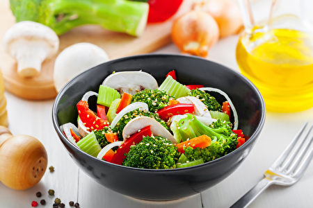 Bowl of healthy vegetarian food. Salad with broccoli, onion, mushroom, carrot and pepper.(fotolia)